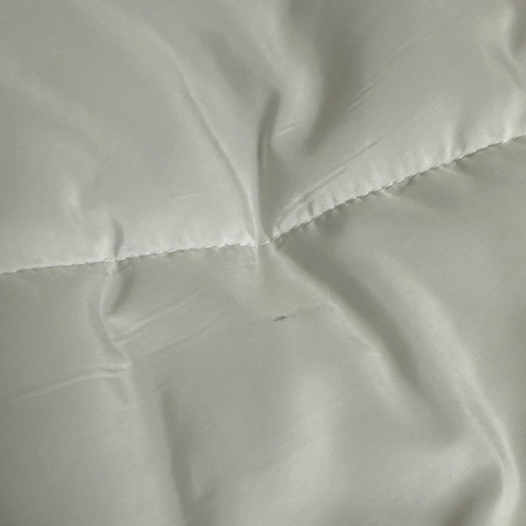 Women's Cropped White Puffer Vest - Picture 4 of 4